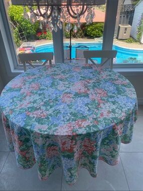 100% Cotton Made in France VTG 80’s Floral   Pastel Oval Tablecloth 91.5x69”